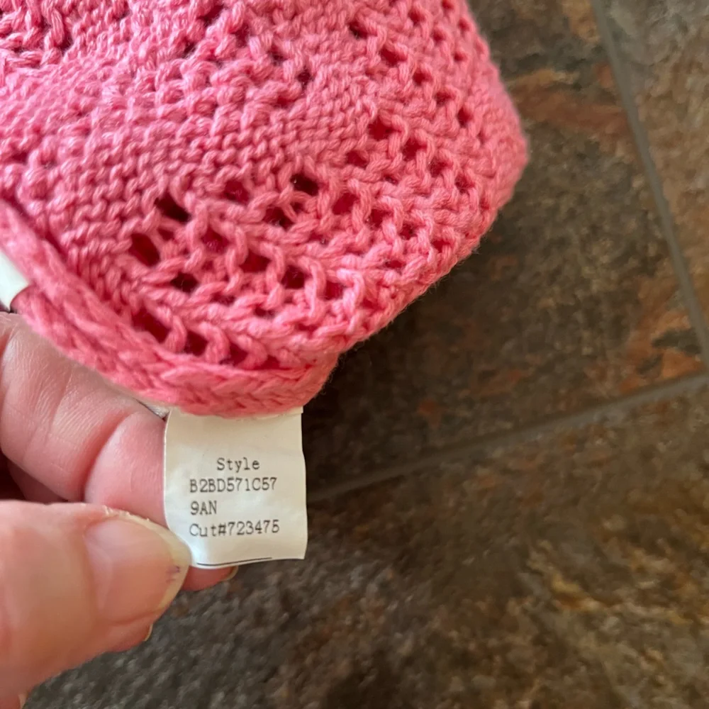 New women’s Adiva V neck pink open weave crochet flutter sleeve sweater. Medium